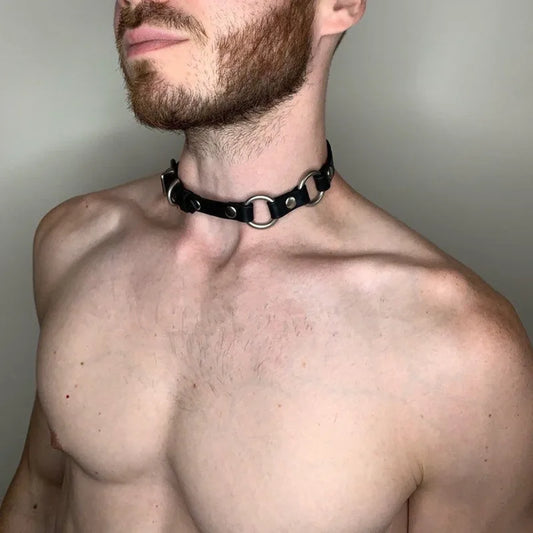 a sexy man wearing black Men’s Tether O-Ring Choker – pridevoyageshop.com – gay men’s harness, lingerie and fetish wear