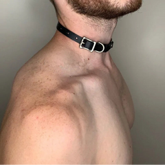 a sexy man wearing black Men’s Tether O-Ring Choker – pridevoyageshop.com – gay men’s harness, lingerie and fetish wear